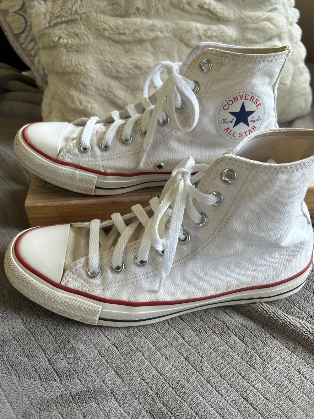 Converse White High Top Chuck Taylor All Star w Red Trim and Navy Star Sz Mens 9
